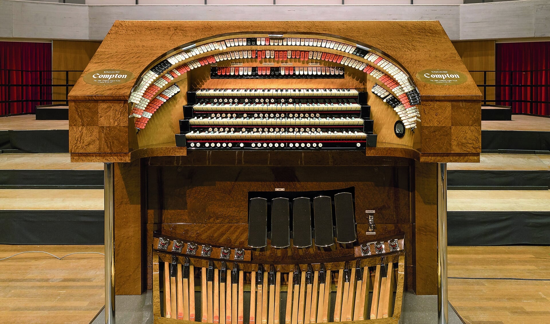 De speeltafel van het orgel. 