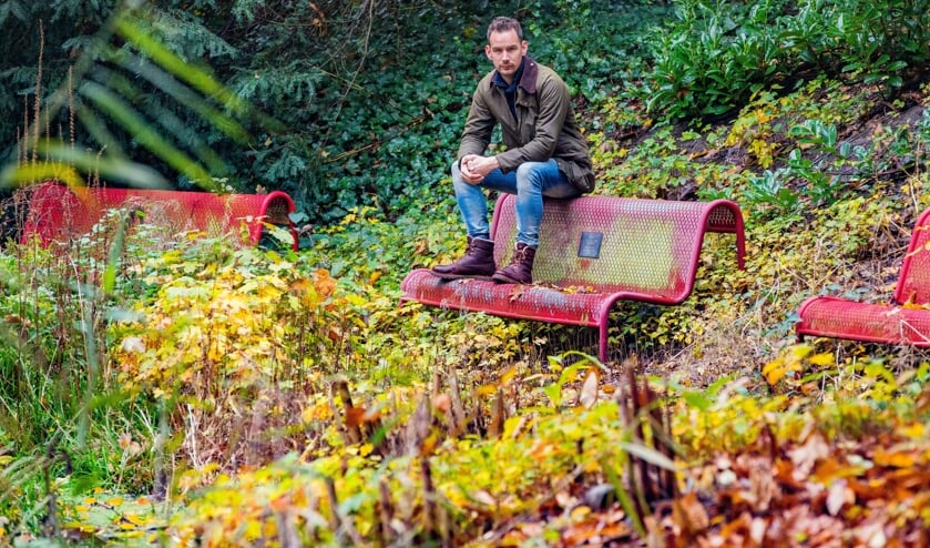 Robbert Wilts bij de historische vijver waar nu niks meer van is te zien.