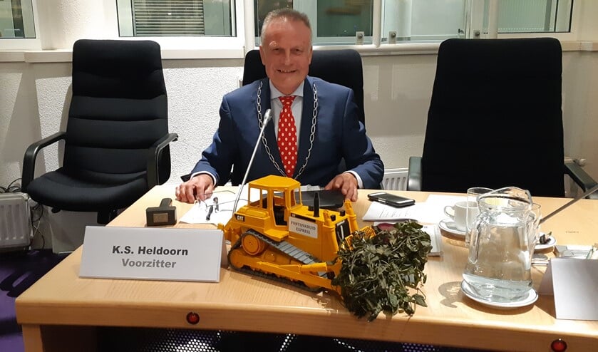 Burgemeeser Sicko Heldoorn kreeg deze bulldozer nadat bekend was dat hij onderzoek zou doen naar de aanpak van waterplantenproblematiek.
