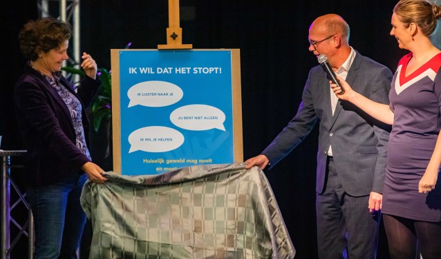 Wethouder Annette Wolthers van Hilversum onthult de flyerteksten van de ROC-campagne.