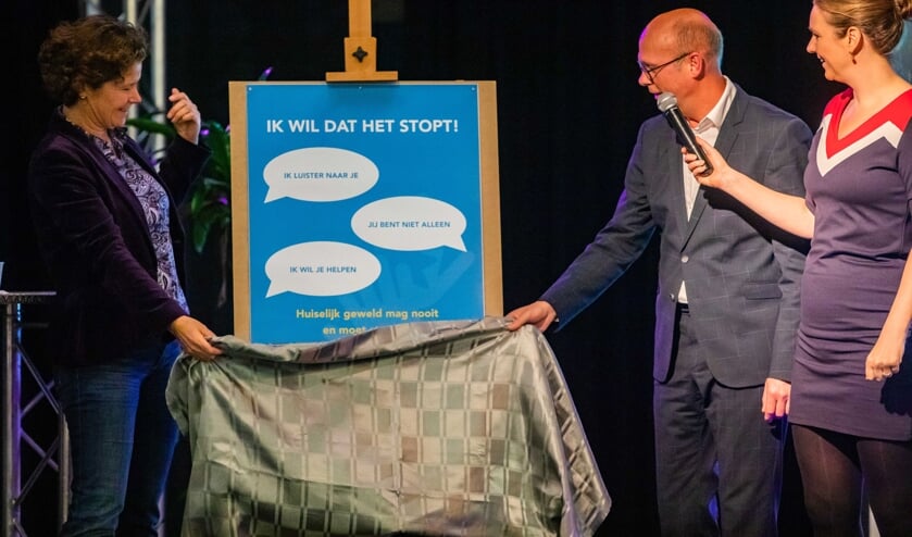 Wethouder Annette Wolthers van Hilversum onthult de flyerteksten van de ROC-campagne.
