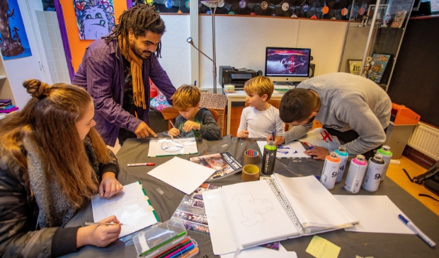 <p>Vorig jaar kregen jonge mantelzorgers in Laren een workshop, maar vanwege corona kan dat dit jaar niet.</p>