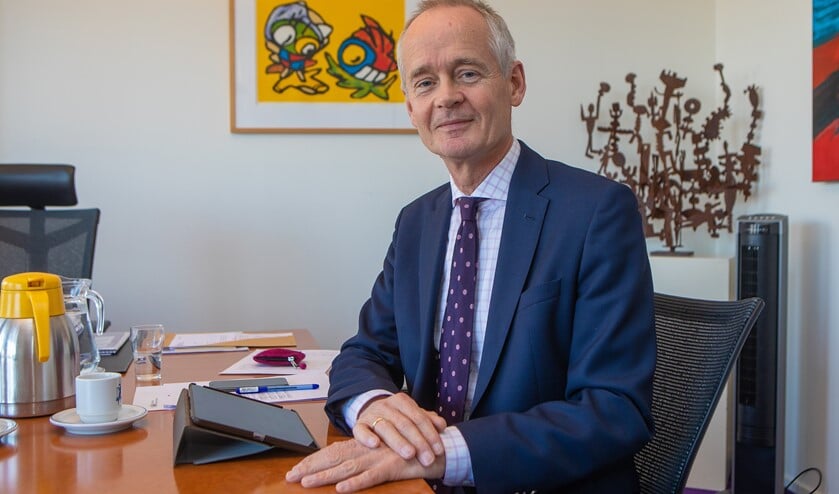 <p>Burgemeester Niek Meijer belde vanmorgen vanuit zijn werkkamer op het gemeentehuis alle mensen die een koninklijke onderscheiding krijgen.</p>
