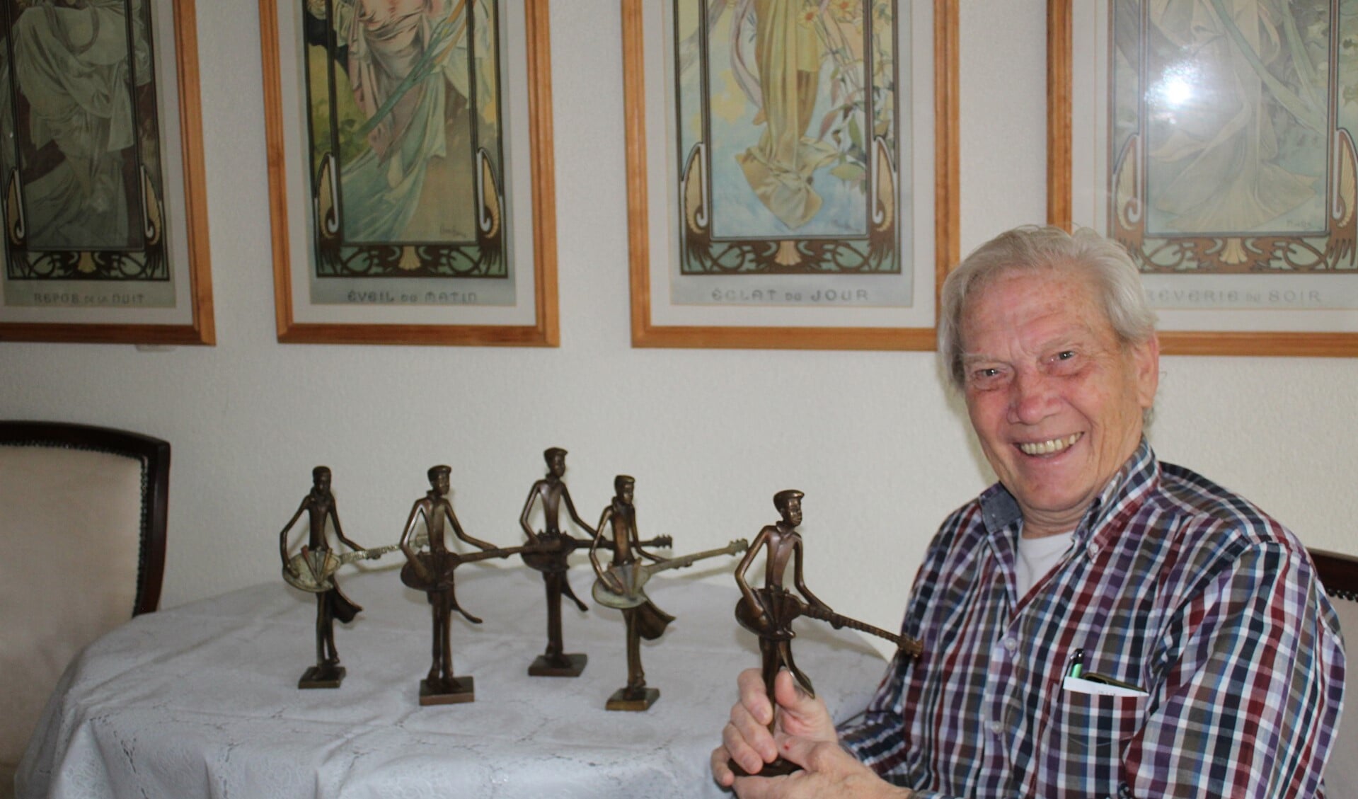 Hans van Kesteren met de vijf beeldjes voor de kunstprijs.
