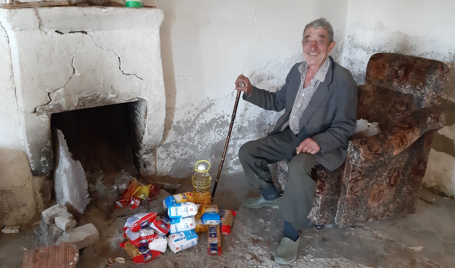 Deze allernoodzakelijkste levensbehoeften in het voedselpakke helpen deze dorpsbewoner en alle andere arme Albanese gezinnen de winter door.