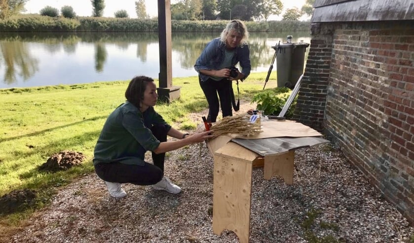Jolanda de Rijk (links) en Femke Berkhout fotograferen op locatie voor 'Proef Weesp.'
