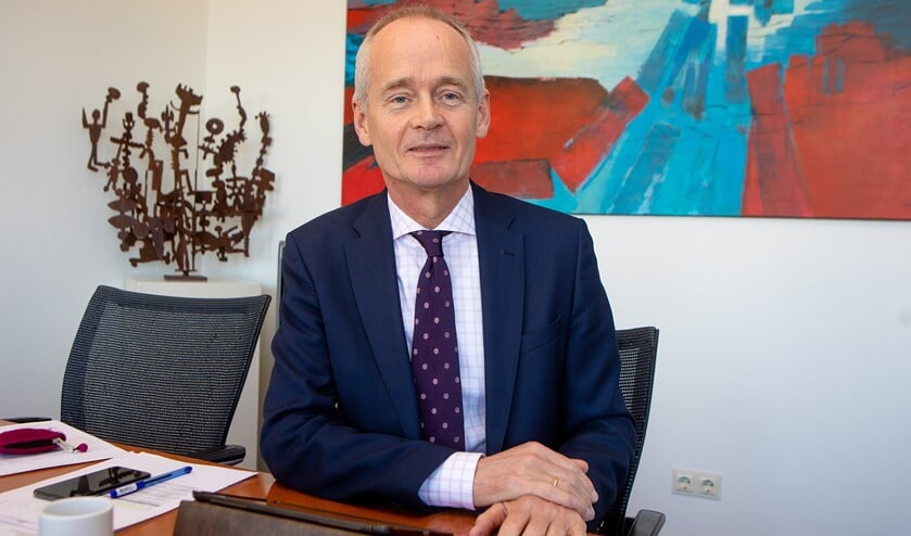 Burgemeester Niek Meijer wil de vernieler(s) van de bushokjes hoe dan ook vinden.