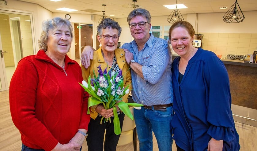 Margot (l) zette maandag samen met beheerder Paul Molenkamp en Versa-medewerker Afke Nijhof (r) Jannie Lakeman in het zonnetje.