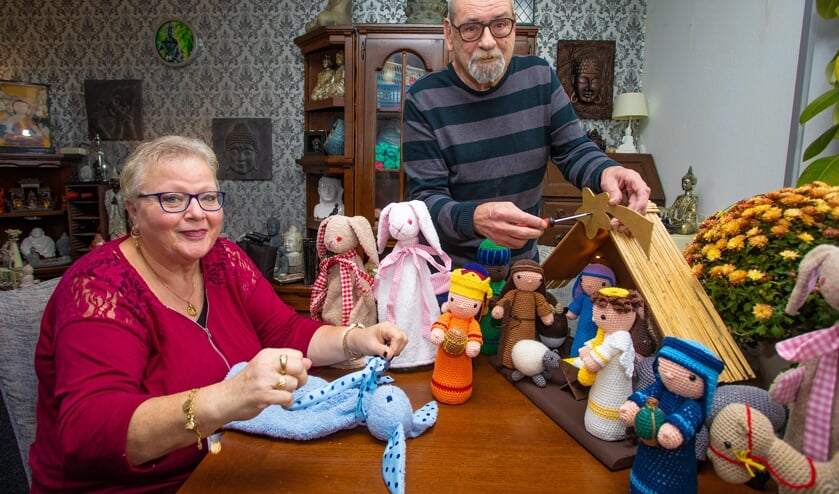 Corrie en Johan met hun slaaphazen en kerststal.