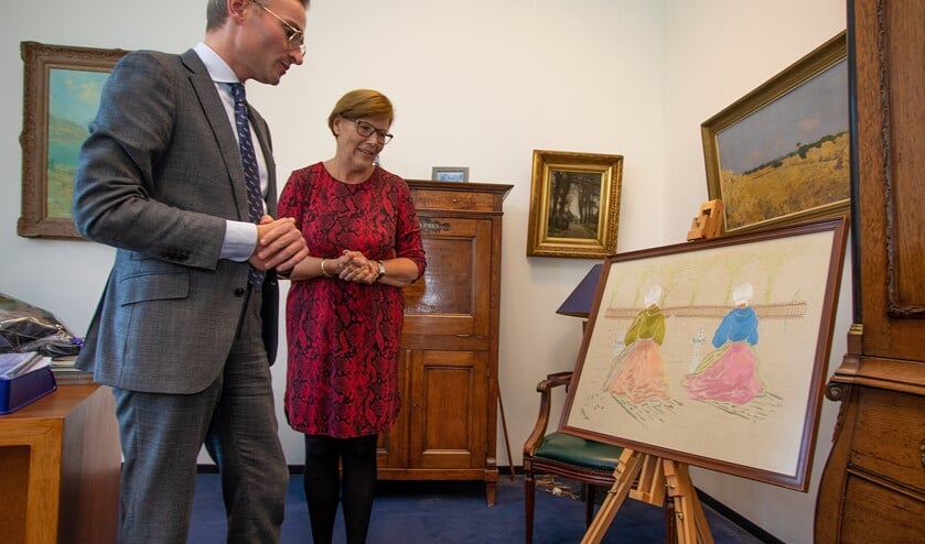 Nanning Mol en Joke de Groot-Stek kijken eens goed naar het borduurwerk van Lena de Jong.