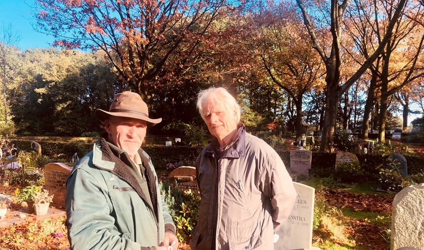 Beheerder Henk de Boer (l) en Vincent Brugman op de begraafplaats.