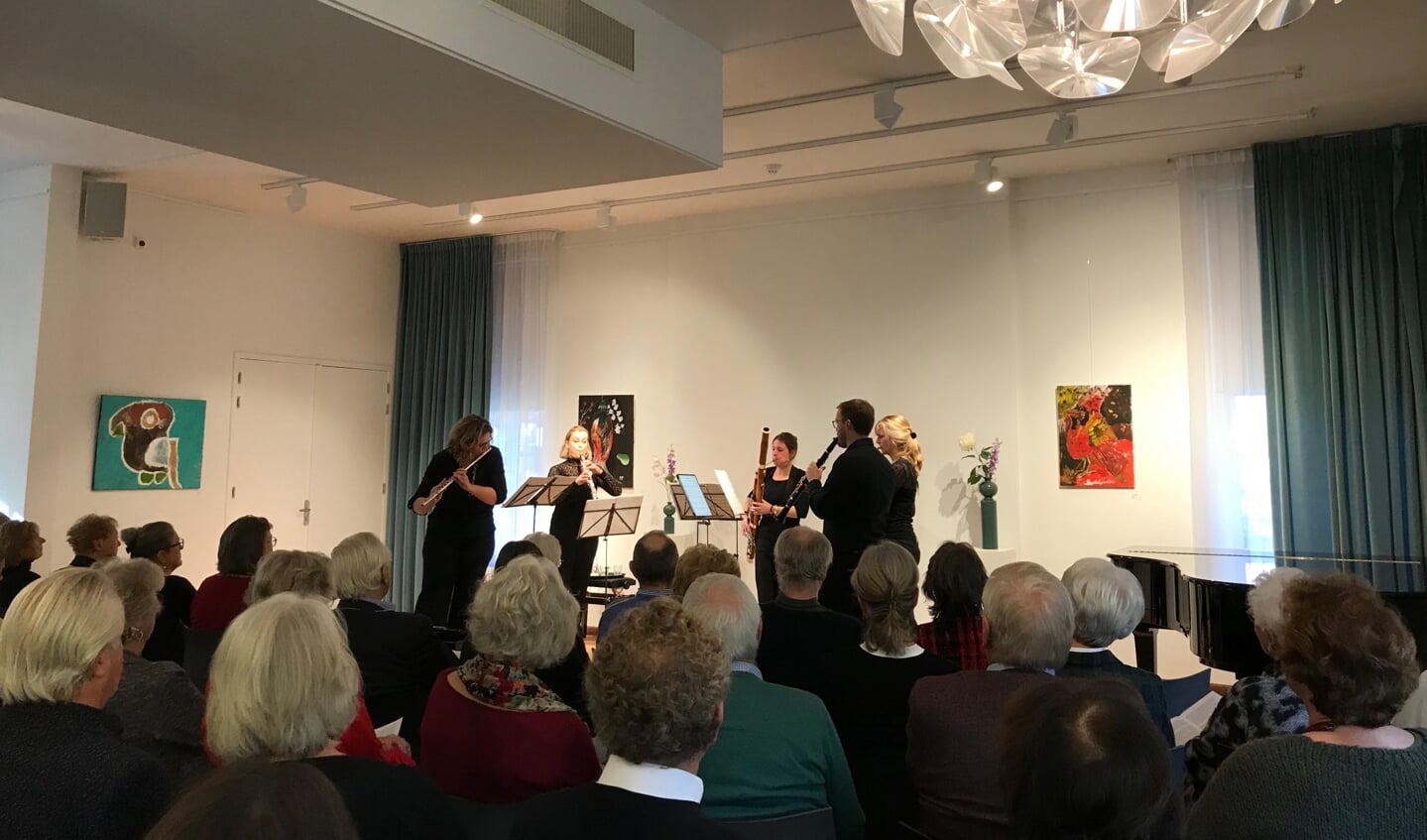 Genieten van klassieke muziek in het Papageno Huis.