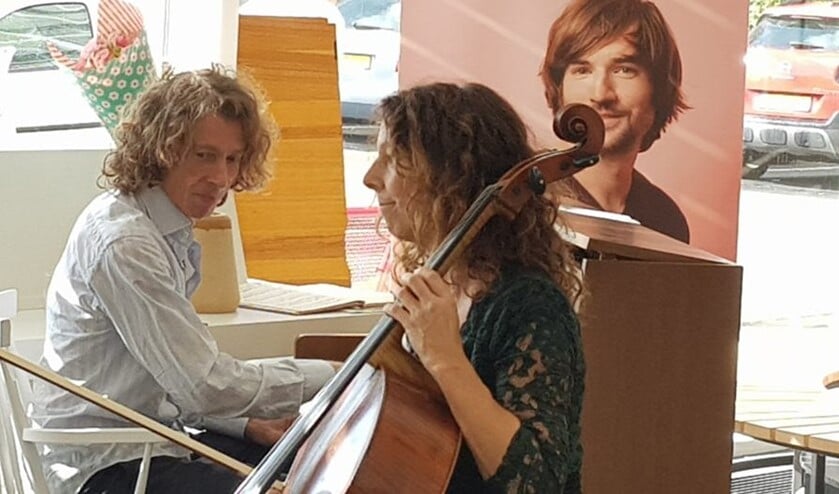 Sebastiaan van Delft en Eva van de Poll verzorgen een miniconcert.