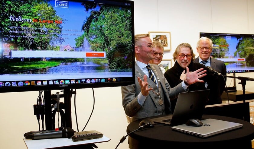 Tijdens de lancering van de Bijzonder Laren-website.
