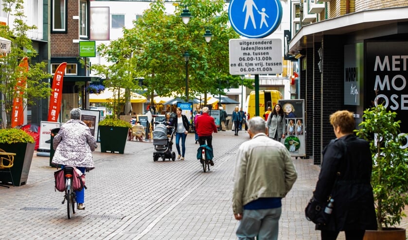 Fietsen in het wandelgebied. De VVD stelde er opnieuw vragen over.