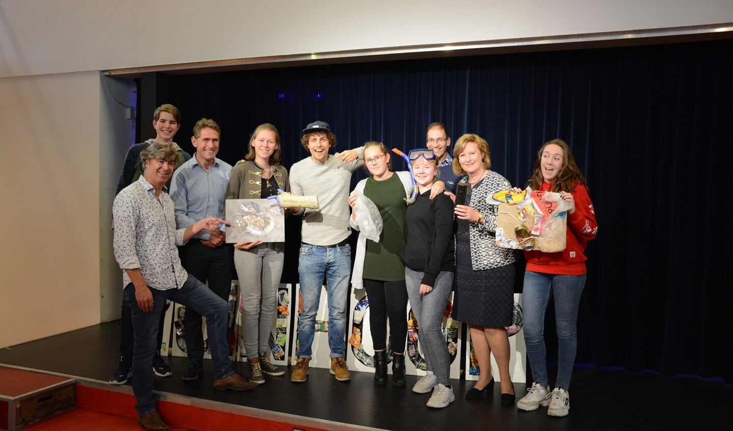 Trashpacker Tijmen (midden met pet) bezocht een aantal dagen Scholengemeenschap Huizermaat.