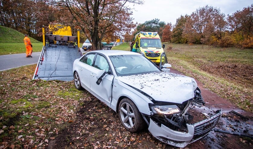 De auto moest worden afgesleept, de bestuurder hoefde niet naar het ziekenhuis.