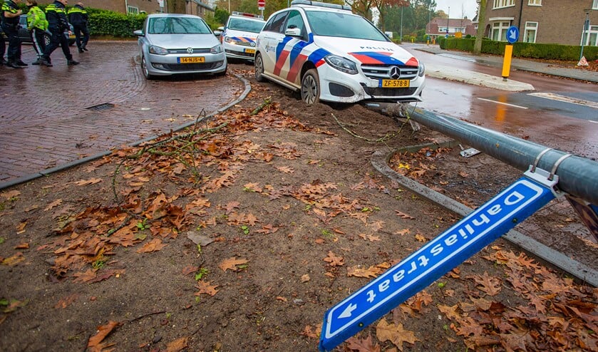 De politiewagen kwam tot stilstand tegen een lantaarnpaal, die de aanrijding niet overleefde.