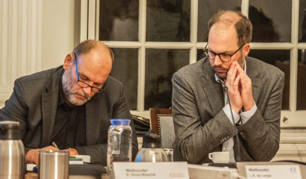 Léon de Lange (rechts) heeft als wethouder ook de fusie in zijn portefeuille. Hier tekent hij met zijn Amsterdamse collega Rutger Groot Wassink de fusieovereenkomst.