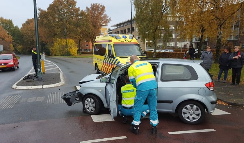 De bestuurster wordt nagekeken door ambulancepersoneel.