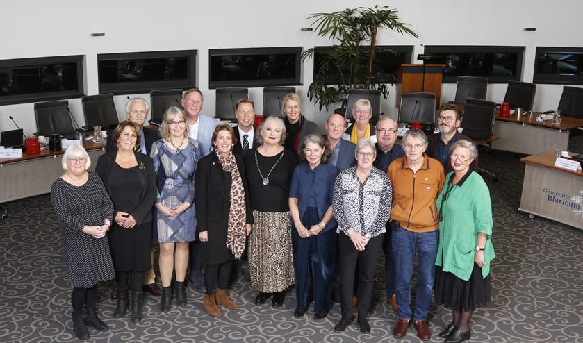 De leden van de gemeenteraad van Blaricum: Mieke Bakker, Ramona Beemsterboer, Ineke Breet, Rob Bruintjes, Ellewies Claushuis, Janny van Dijk, Christien Dobber, Carin Francken, Jan Hoijtink, Bea Kukupessy, Han Landman, Joke Lanphen, Willem Pel, Satyamo Uijldert en René Wiegel.