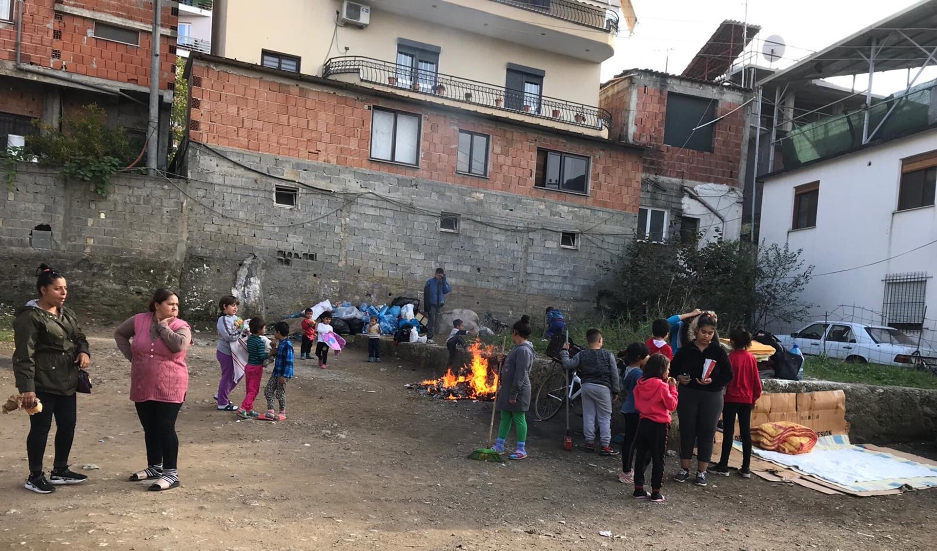 De mensen bij het Roma project leven buiten omdat zij bang zijn dat de gebouwen zullen instorten.
