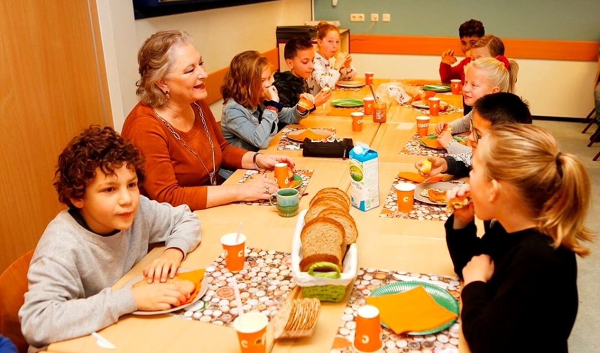 Burgermoeder De Zwart-Bloch ontbijt met kinderen van OBS Bijvanck.