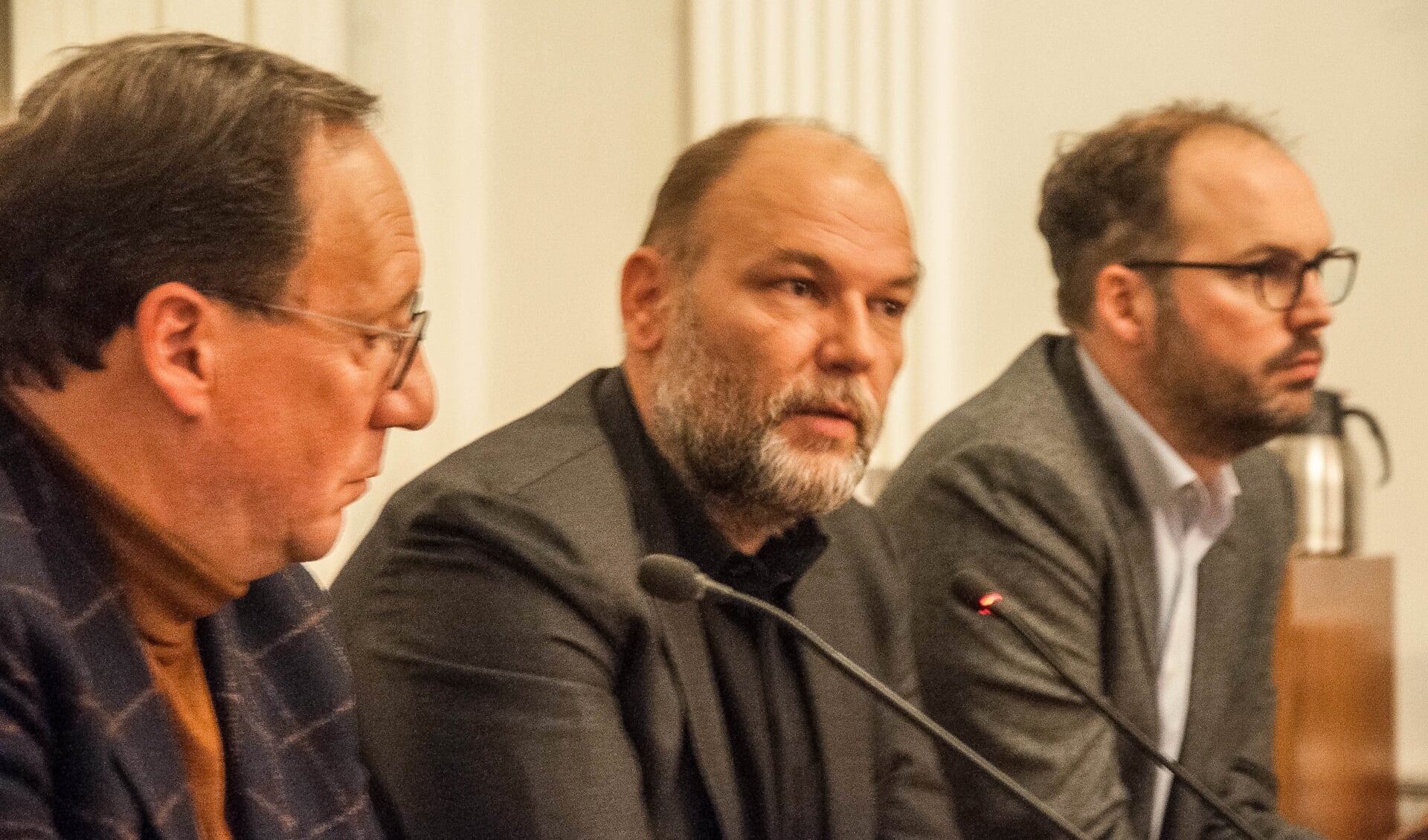 Wethouder Rutger Groot Wassink van Amsterdam, geflankeerd door zijn Weesper collega Léon de Lange (rechts) en voorzitter Cees Sluijk van de Weesper Regiegroep Fusies.