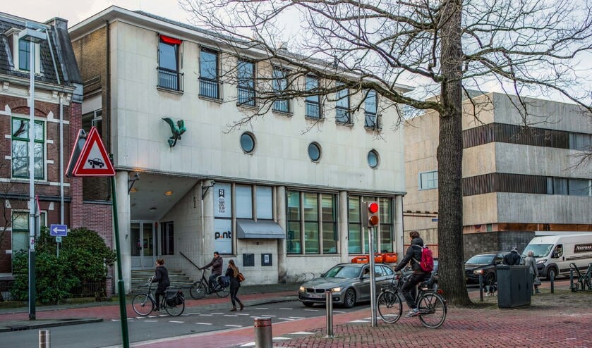 Het postkantoor met rechts het kantoorgebouw.