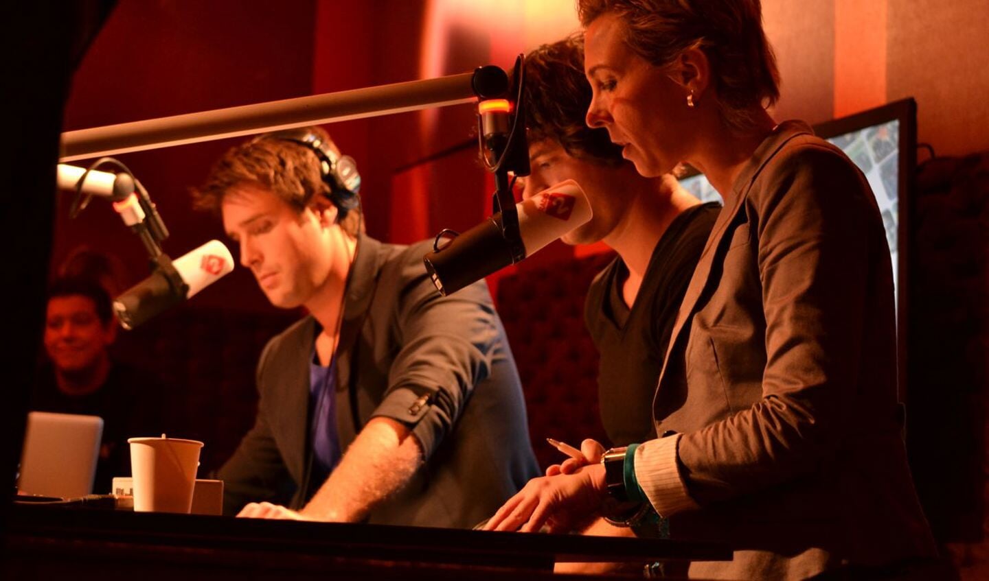 Concentratie ondanks de aanwezigheid van Nick en Simon: Carmen Verheul leest het nieuws in de studio van Radio 2.