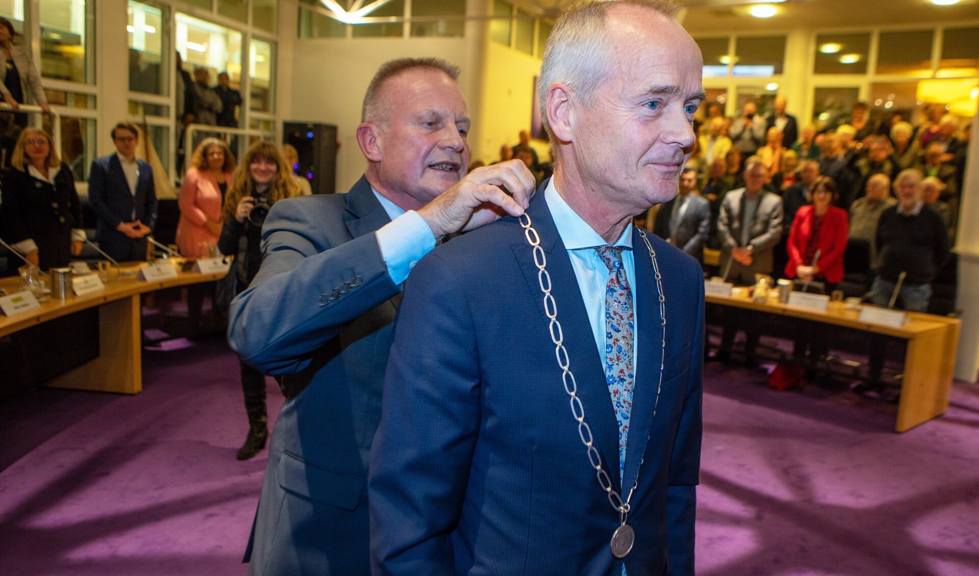 Sicko Heldoorn hangt de ambtsketen om bij de nieuwe burgemeester Niek Meijer.
