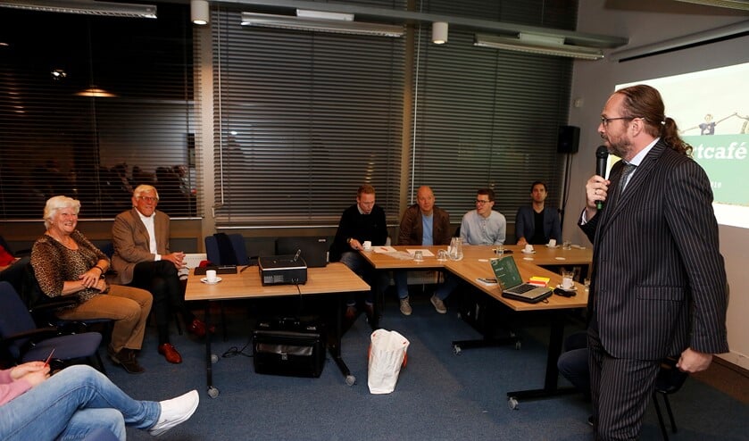De drie wethouders met sport in hun portefeuille waren bij de opening van het Sportcafé.