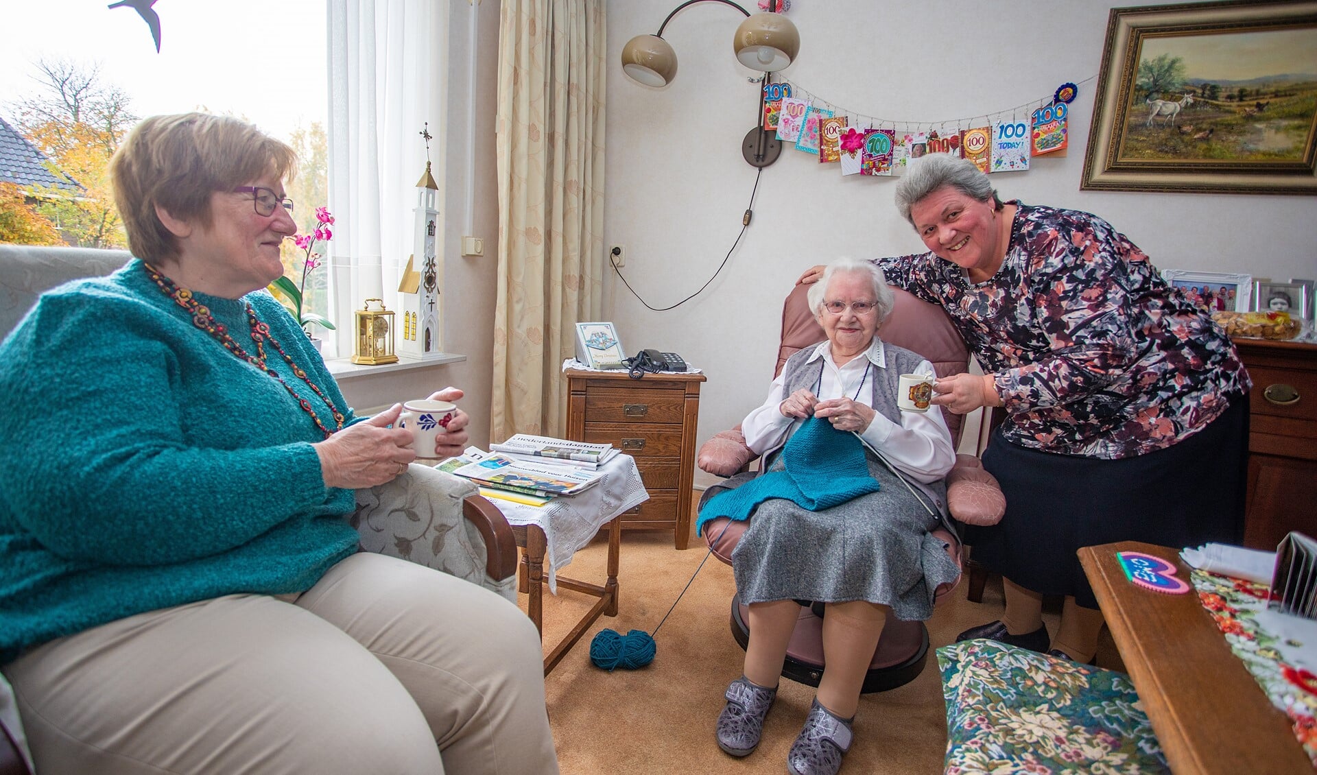 Marja (l) en Joke samen met hun 100-jarige moeder die met zorg en hulp van de kinderen nog zelfstandig woont.
