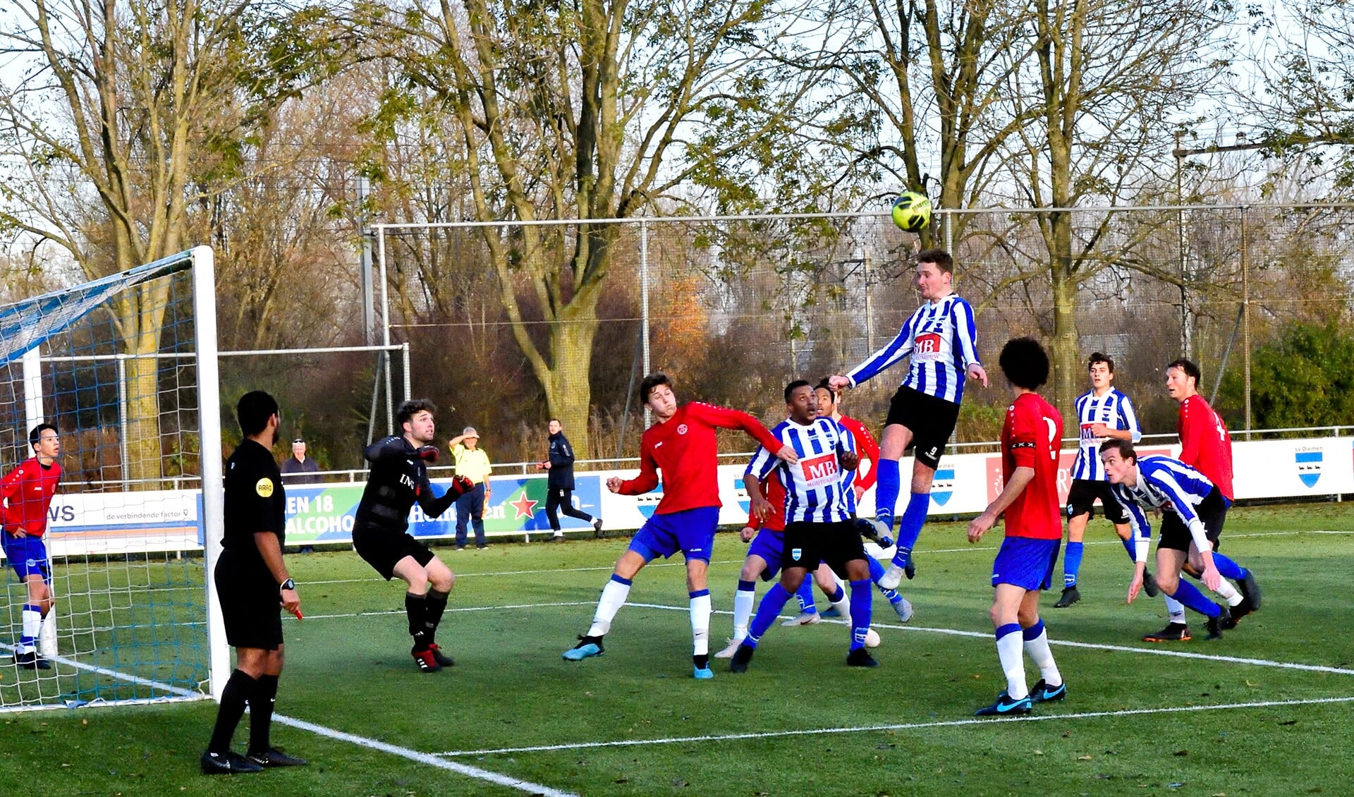 SV Diemen besliste duel in tweede helft.