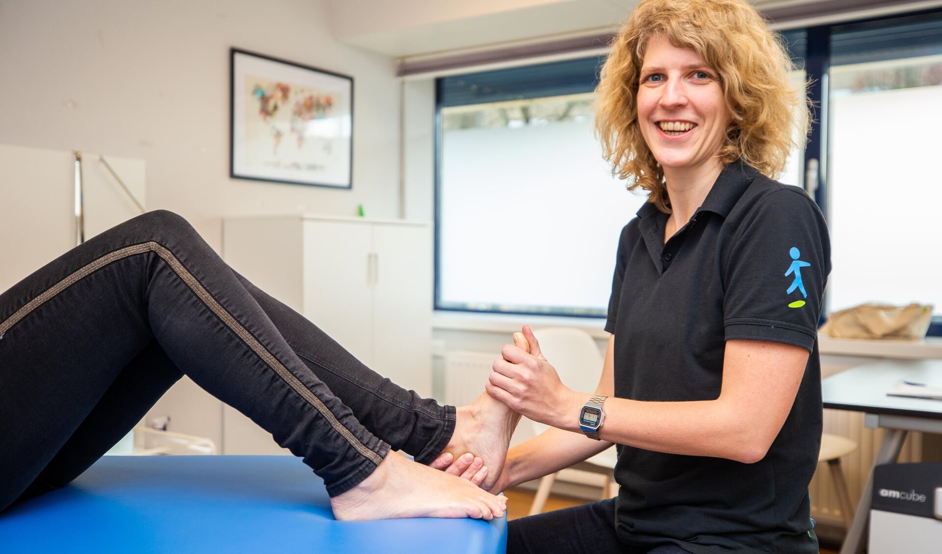 Podotherapeut Wietske Hiddink behandelt een patiënt in haar praktijk.