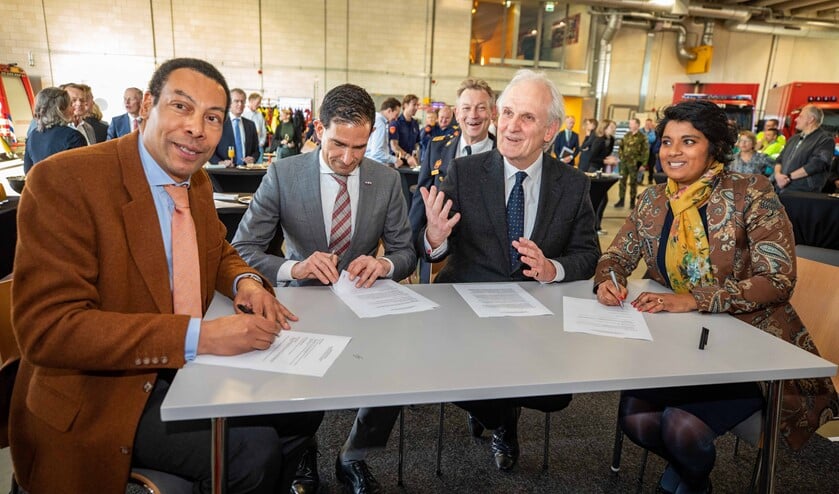 Onder andere wethouder Maarten Hoelscher van Huizen (tweede van links) zette zijn handtekening.