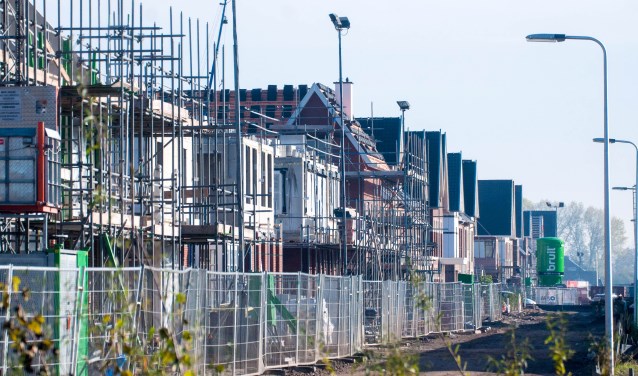 In Weespersluis verrijzen woningen aan straten die verwijzen naar de Stelling van Amsterdam.
