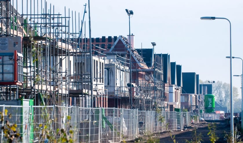 In Weespersluis verrijzen woningen aan straten die verwijzen naar de Stelling van Amsterdam.