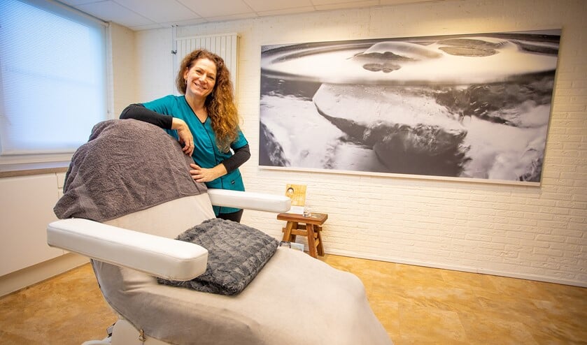 Schoonheidsspecialiste Cindia van der Kroft in haar mooie schoonheidsinstituut 100% Beauty.