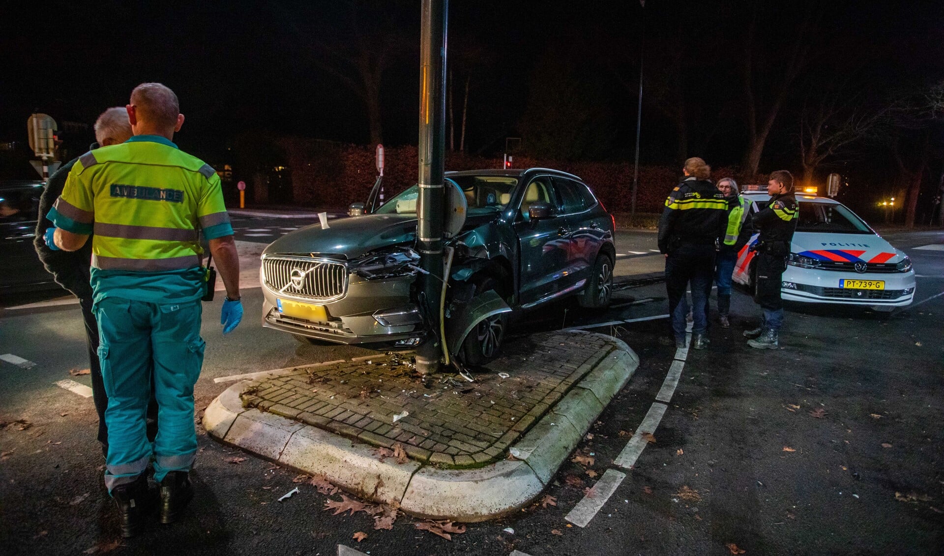 Door een verkeerde inschatting belandde de chauffeur met zijn auto tegen de lantaarnpaal.