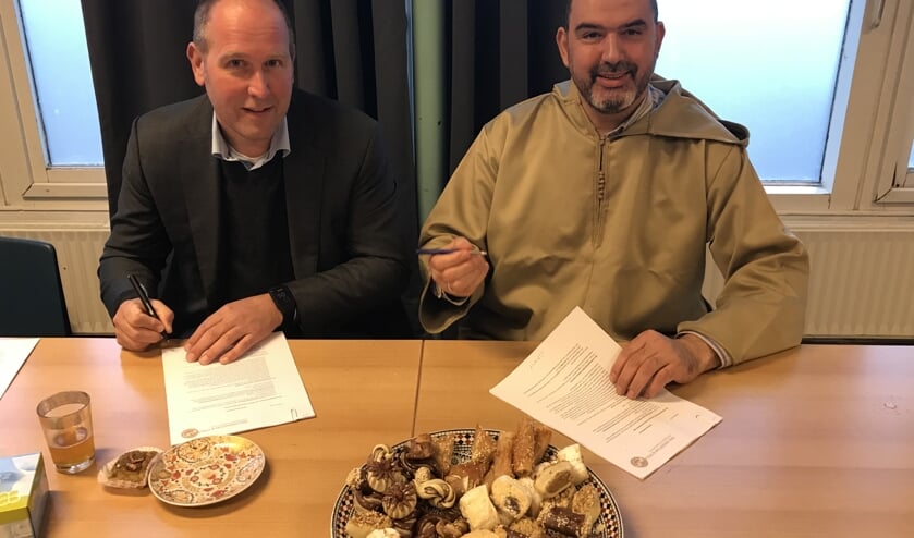 De handtekeningen tussen Dudok Wonen en de moskee zijn gezet.