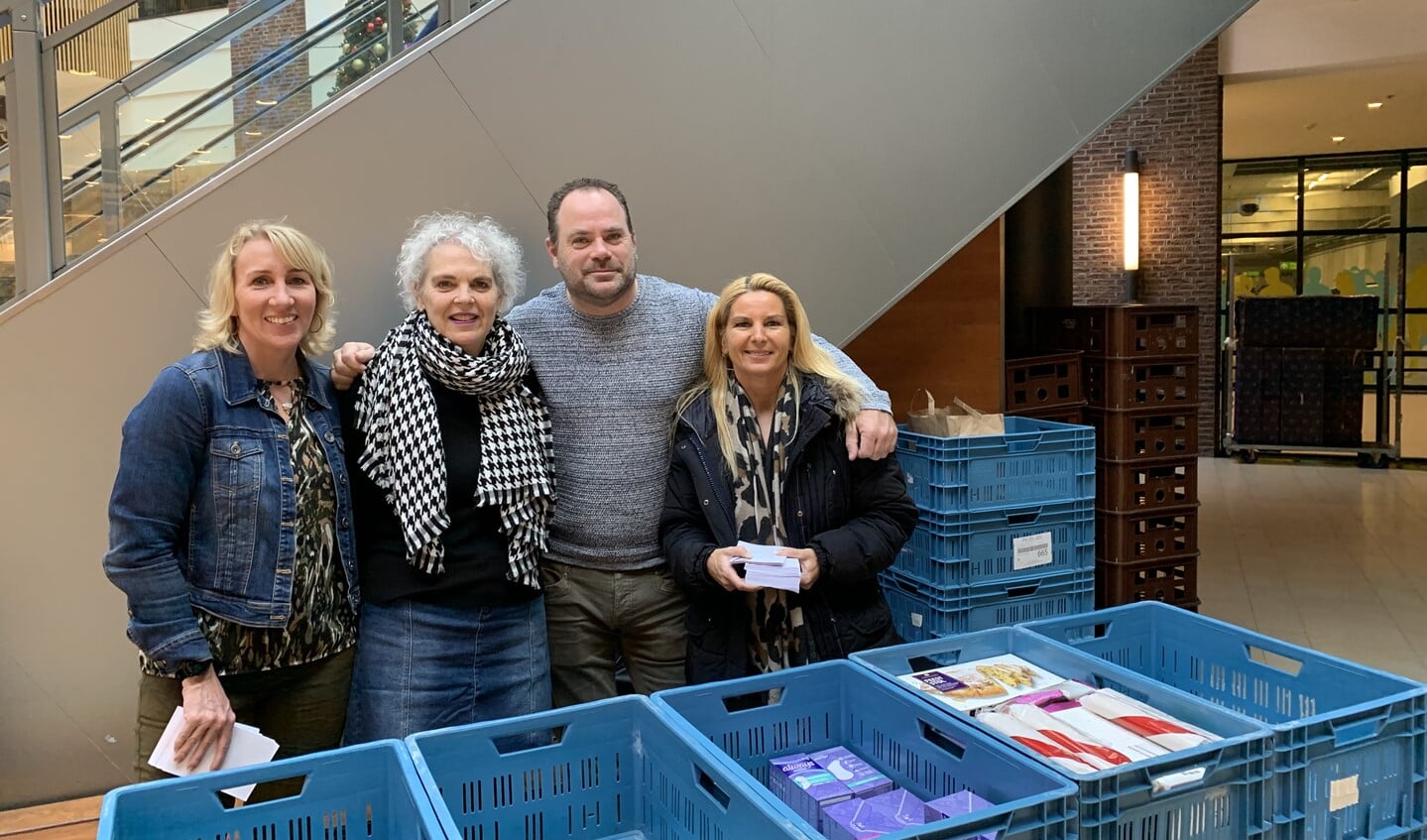 De vrijwilligers bij Albert Heijn in winkelcentrum Diemerplein.
