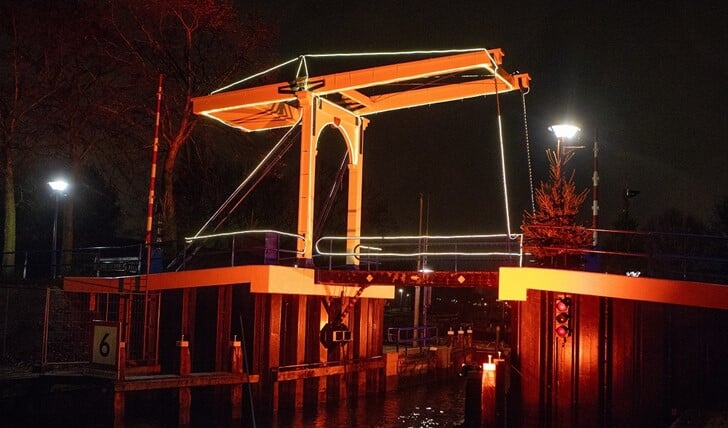 De komende dagen is de brug oranje verlicht tegen geweld tegen vrouwen.