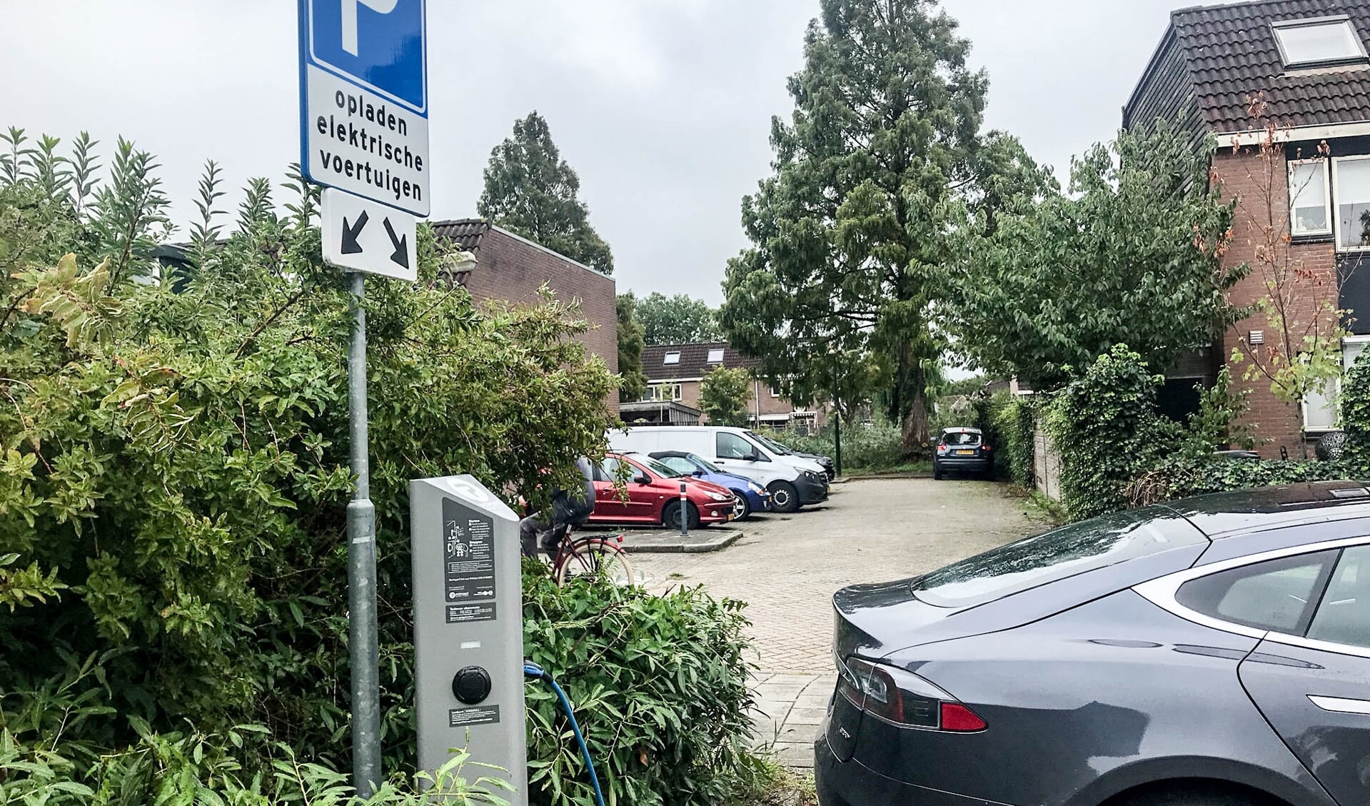Als de automobilist zijn Tesla niet meer bij NH Hotel kan opladen, zal hij met zijn voertuig wellicht in de woonwijk te vinden zijn.  