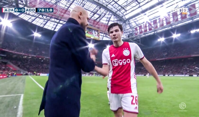 Felicitaties van trainer Erik ten Hag voor Jurgen Ekkelenkamp.