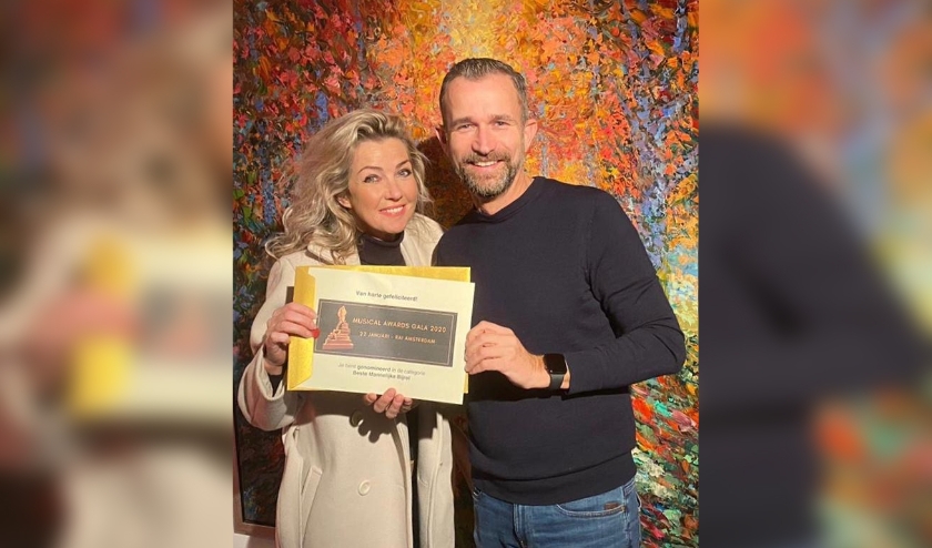 Brigitte Nijman overhandigt Rolf Koster met de nominatie voor de Musical Awards.