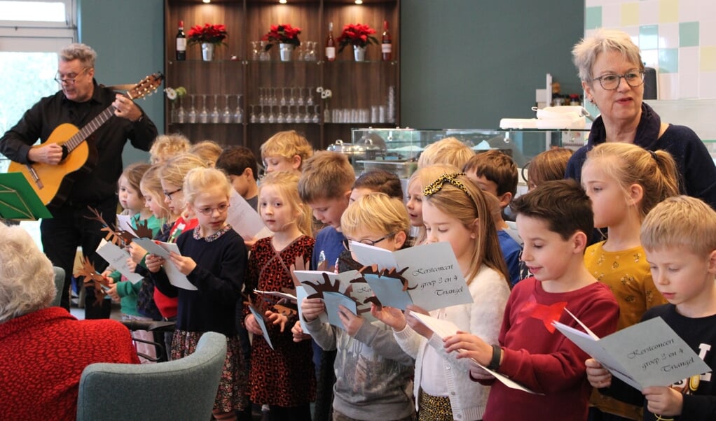 De kinderen zongen kerstliedjes voor de bewoners van Oversingel.