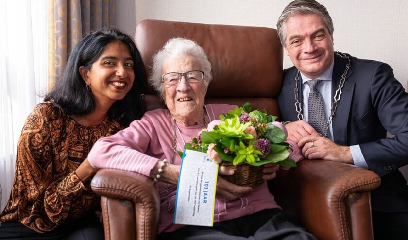 Mevrouw Huijmans-Goedemans kreeg de burgemeester en zijn vrouw op bezoek.