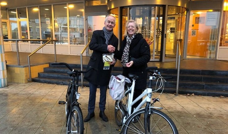 Na afloop van de fietstocht kreeg de burgemeester lampjes en Huizer speculaasjes.
