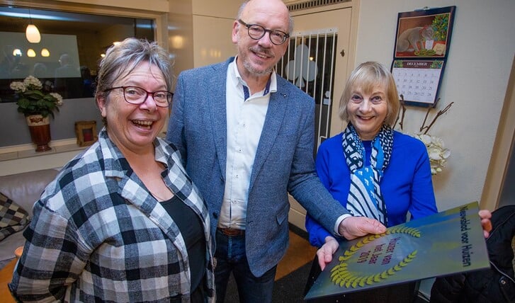 Ineke (rechts) verrast haar medebestuursleden Loekie en Kees met de award Huizer van het Jaar 2019.